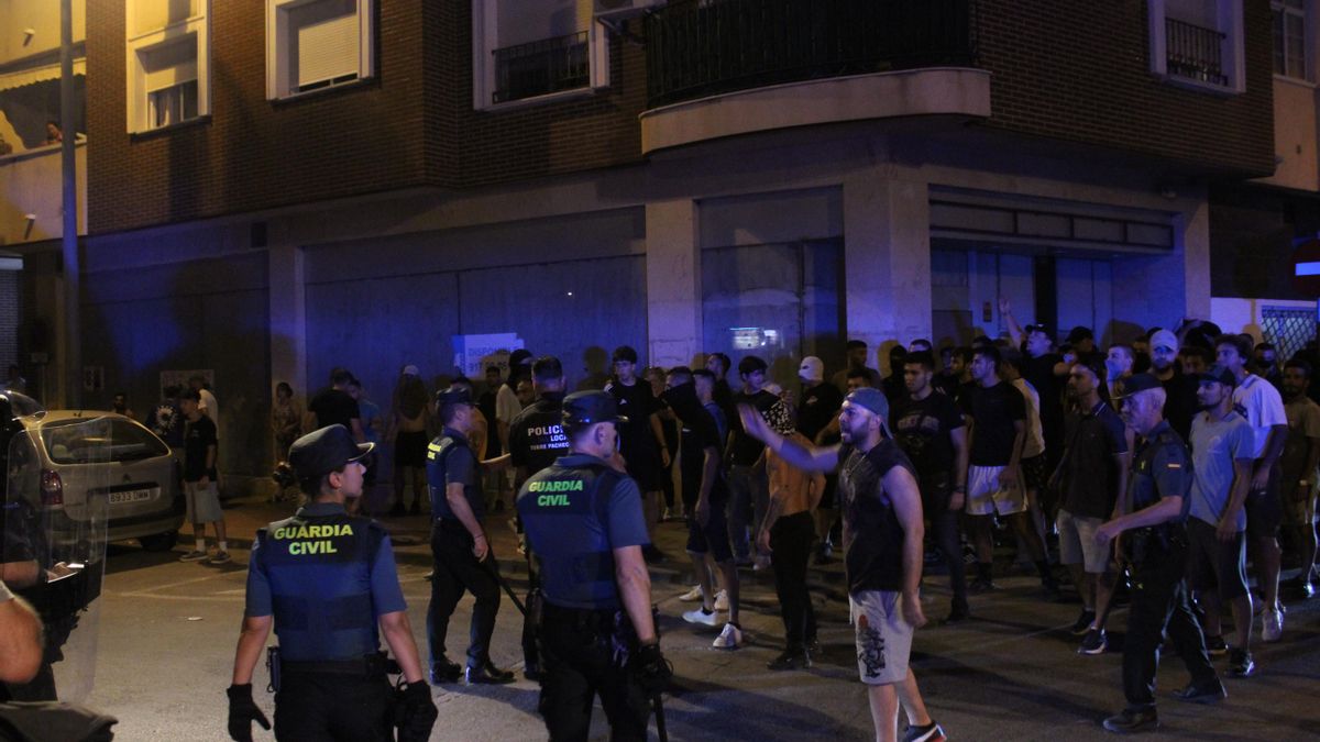 Un joven radical increpa a un agente de la Guardia Civil, momentos antes de que la situación se descontrolase por completo.