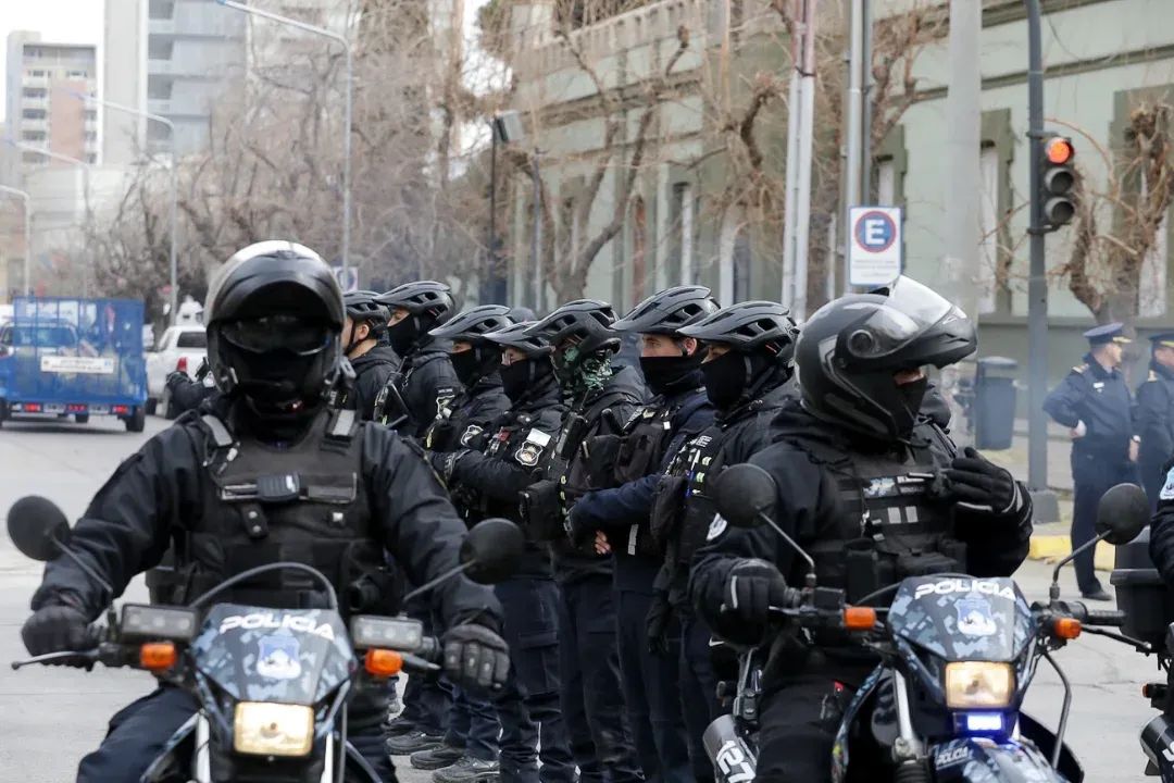La policía de Neuquén se prepara para iniciar la represión del pasado 20 de julio.