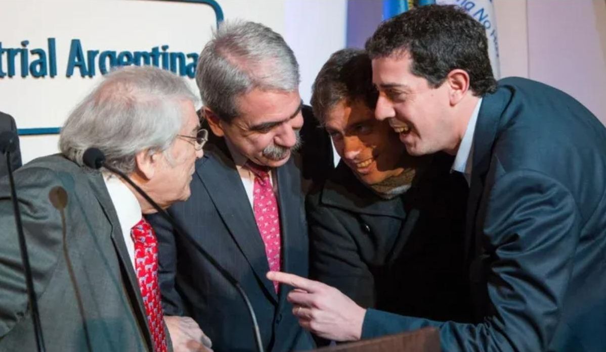 Eduardo "Wado" de Pedro bromea con el entonces titular de la UIA, Héctor Méndez, con Axel Kicillof y Aníbal Fernández como testigos, el 3 de septiembre de 2015