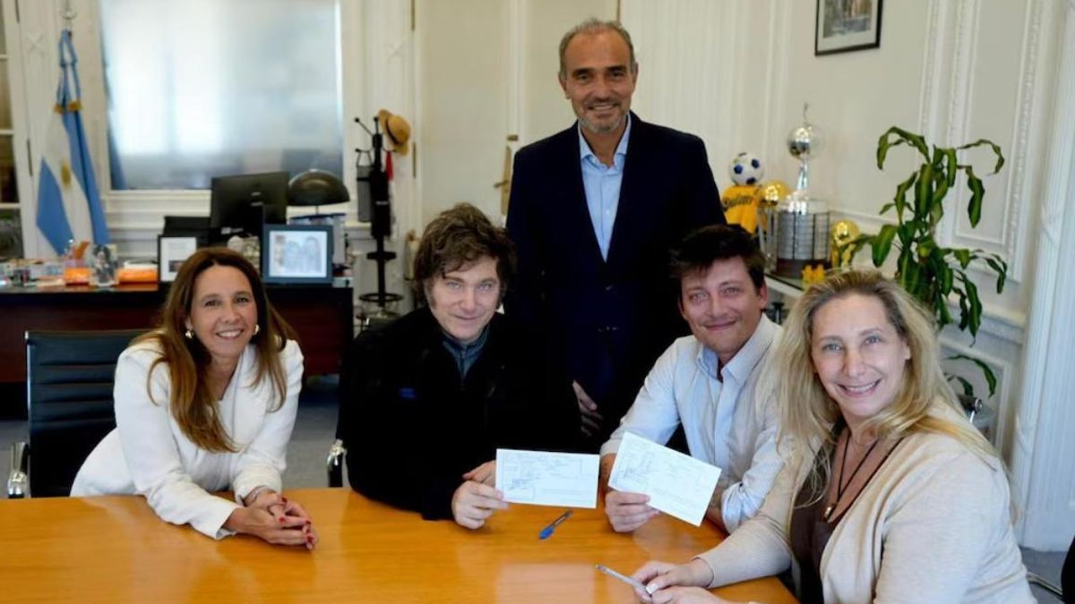 Santiago Caputo se afilió a La Libertad Avanza en febrero pasado. En la foto, junto a los Milei, Pilar Ramírez y Eduardo "Lule" Menem.