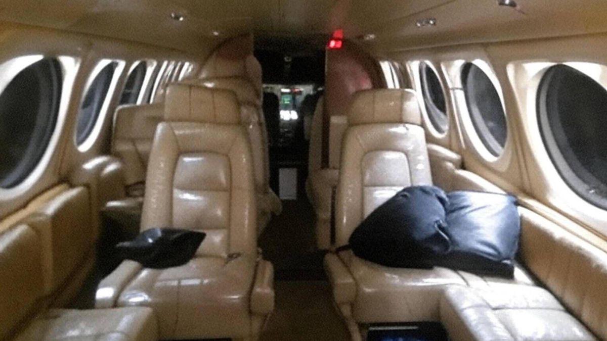 Interior del avión King Air que Federico "Fred" Machado cedió a José Luis Espert durante la campaña electoral de 2019.