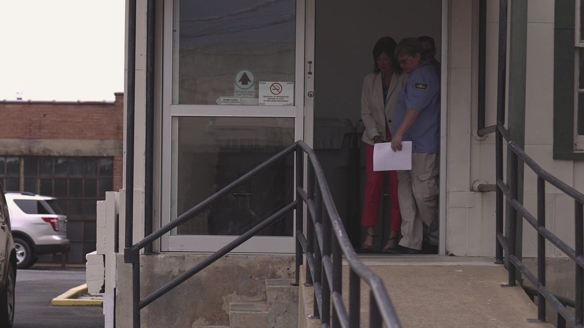 Debra Mercer-Erwin sale esposada de un tribunal de Sherman, Texas, el 4 de mayo de 2023, cuando fue declarada culpable.