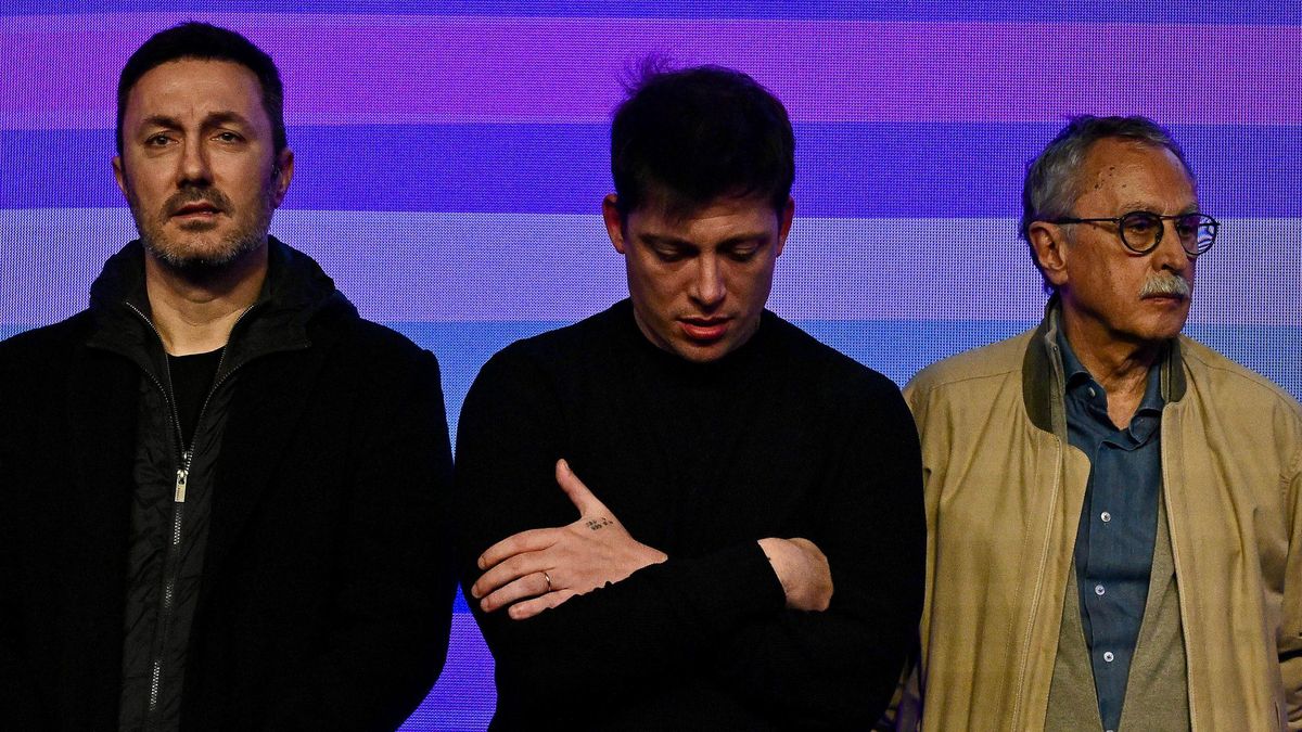 Santiago Caputo, el asesor estrella del Presidente, por primera vez arriba de un escenario. Esta vez, para escuchar el discurso de la derrota. Lo rodean los ministro Luis Petri y Mario Luganos.