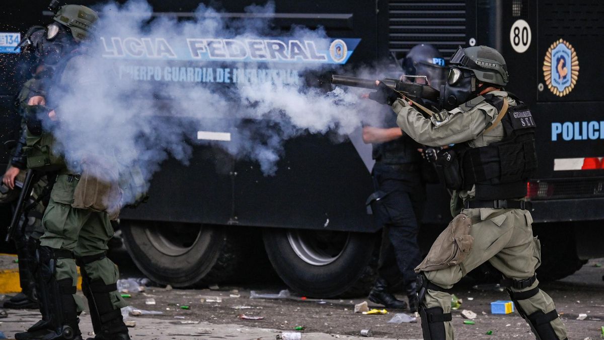 El gendarme Guerrero en la secuencia de la represión del 12 de marzo pasado.